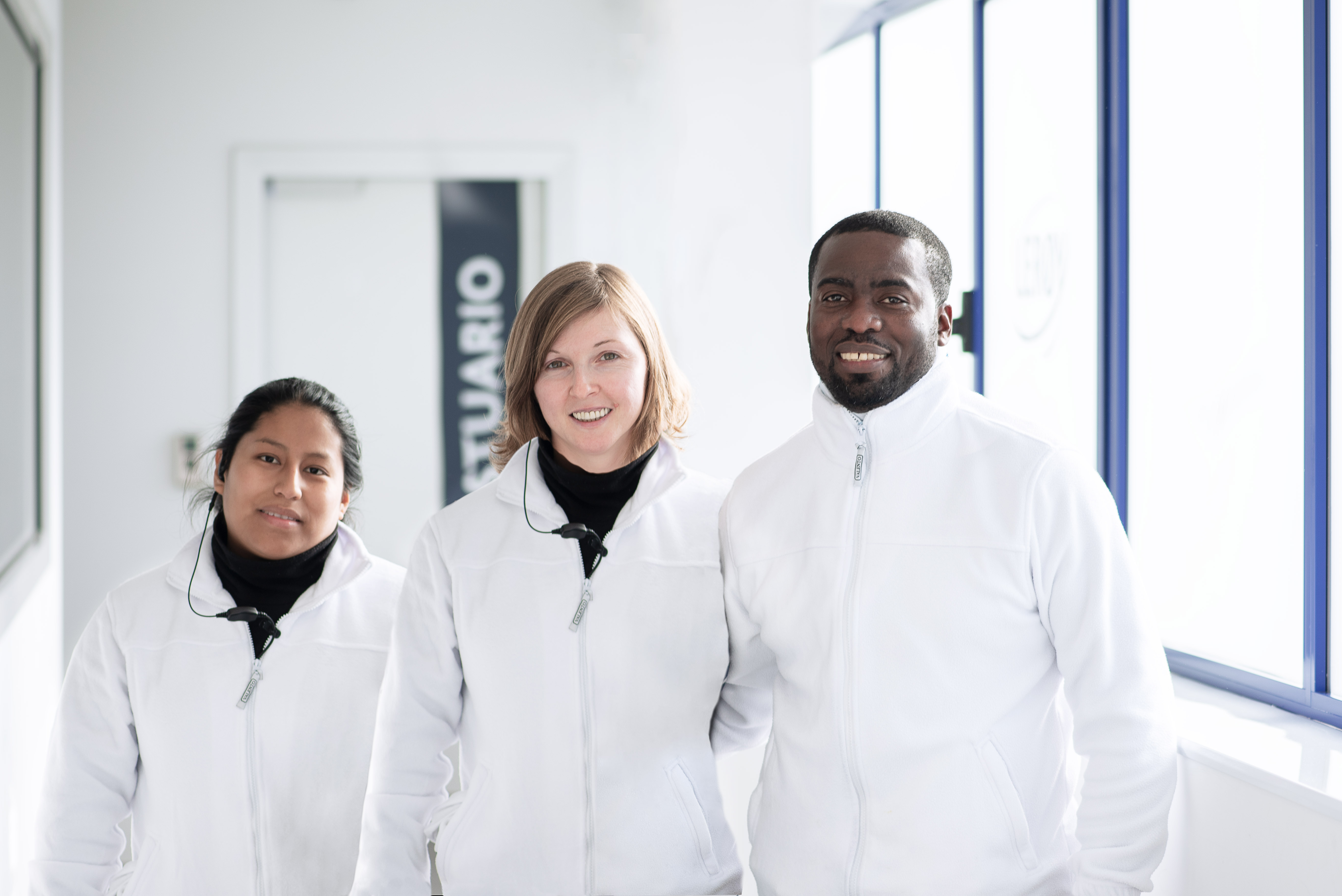 Empleados en ropa de fábrica.