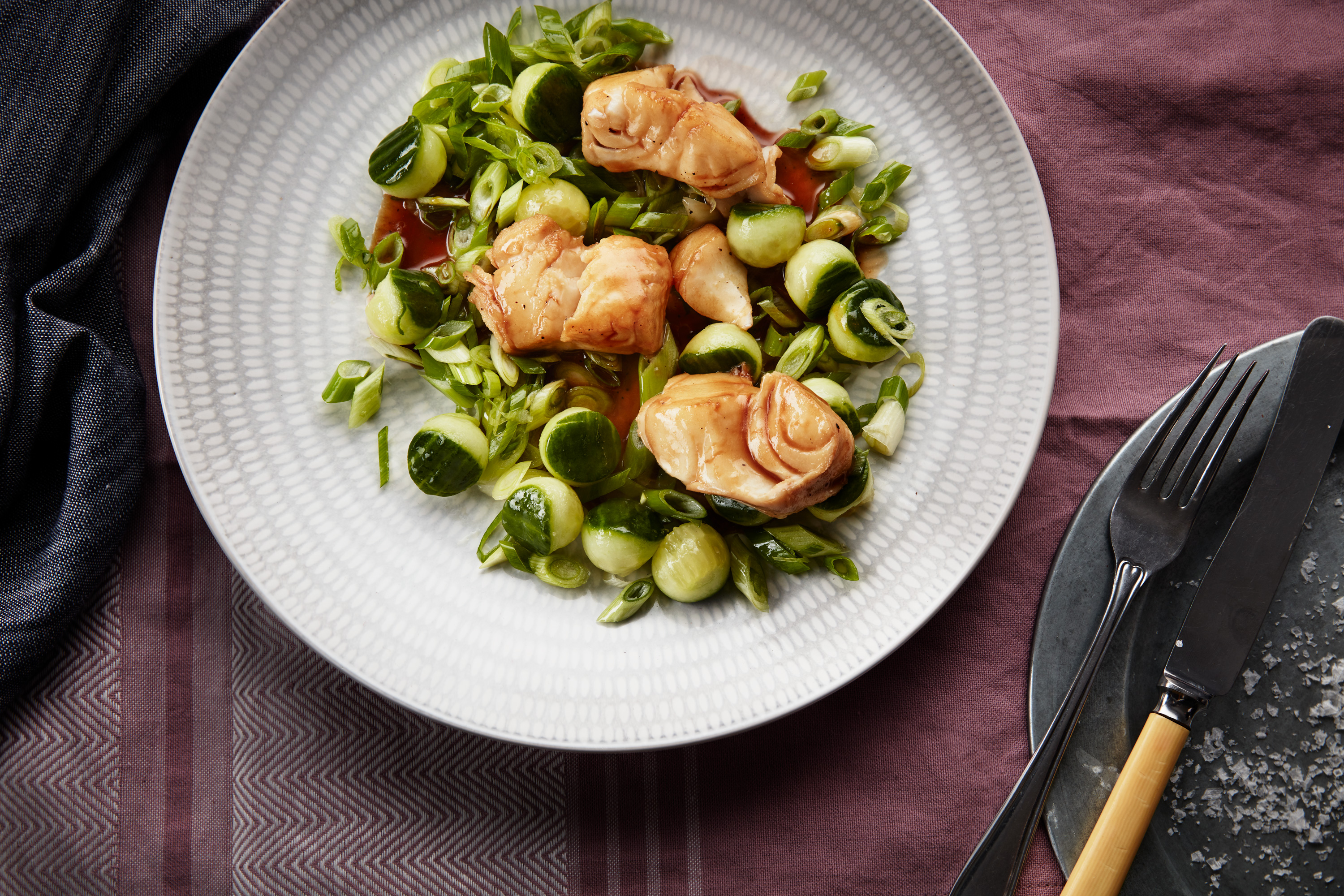 Stekt skrei med vårløk og agurk