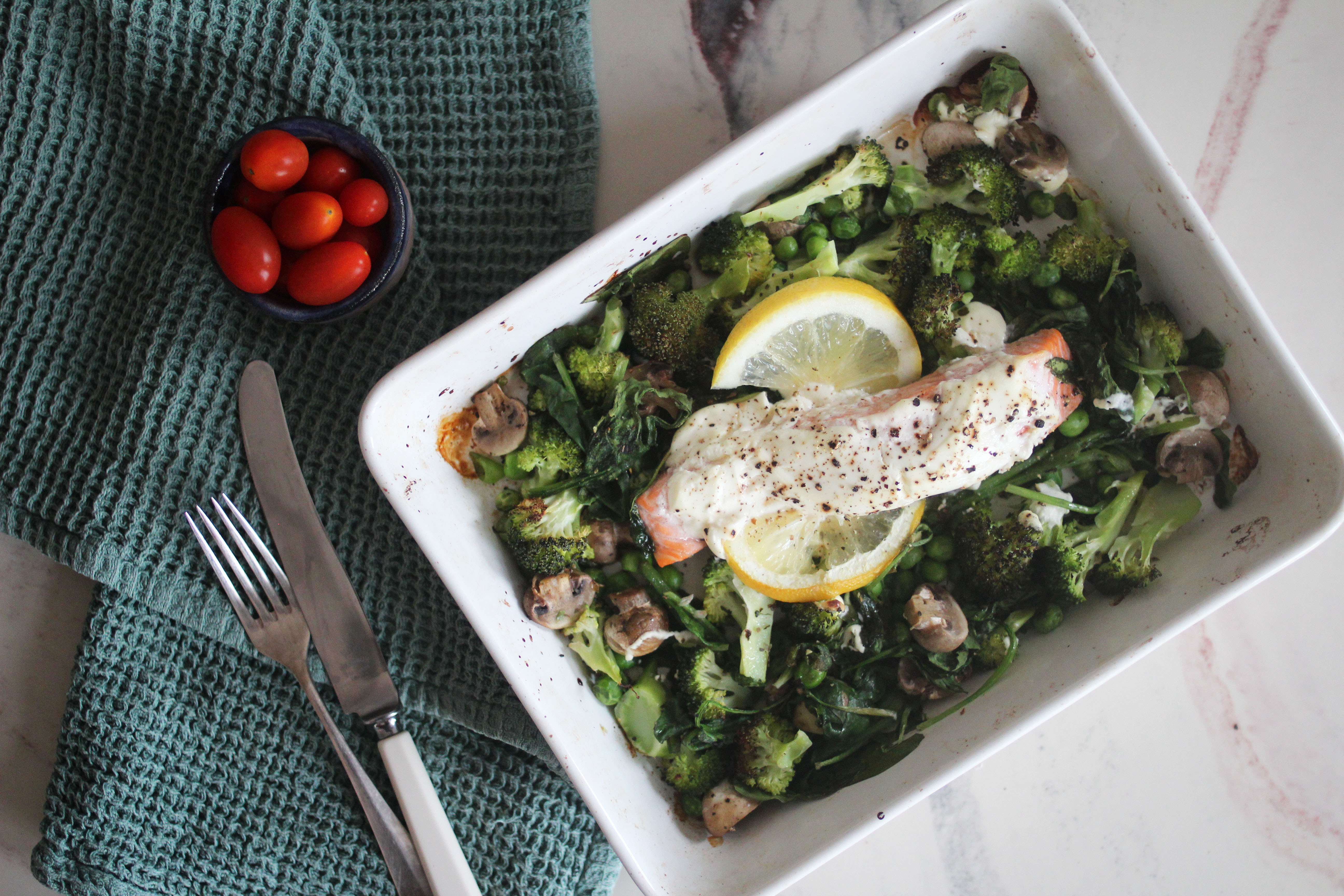 Ovnsbakt laks med creme fraiche og brokkoli