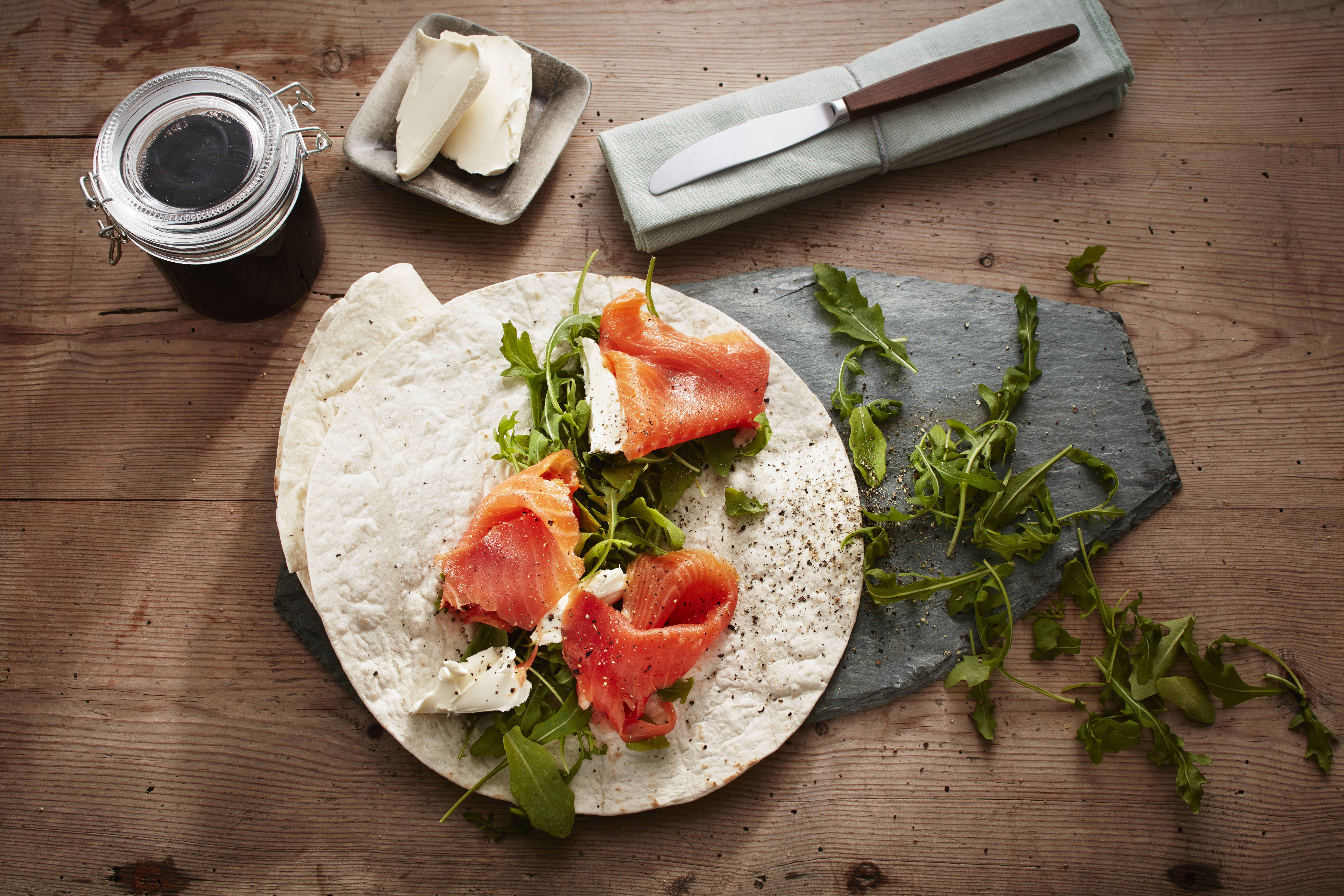 Wraps med kaldrøkt ørret, kremost og ruccola