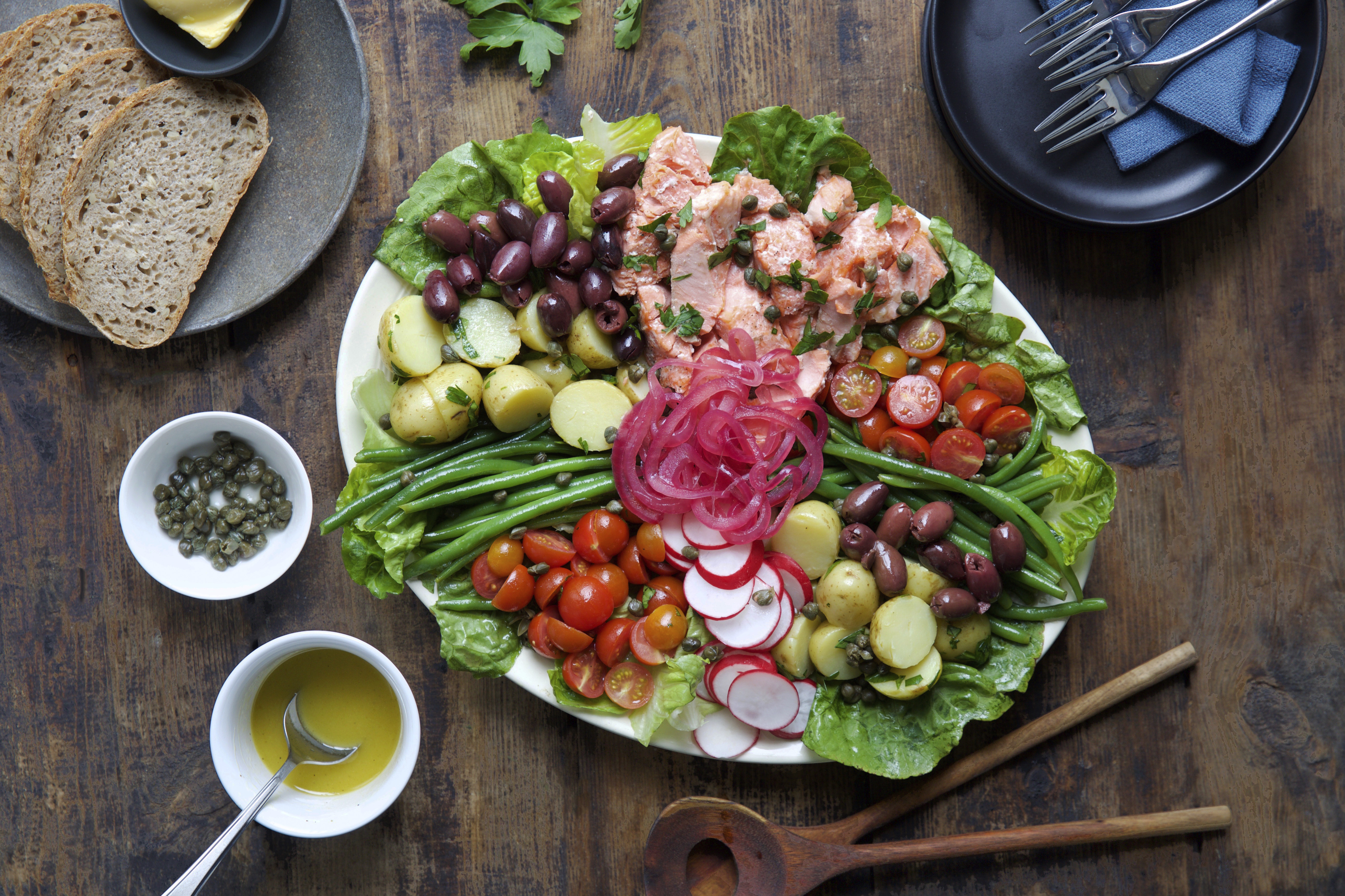 Salaten fra Nice med ørret og syltet rødløk