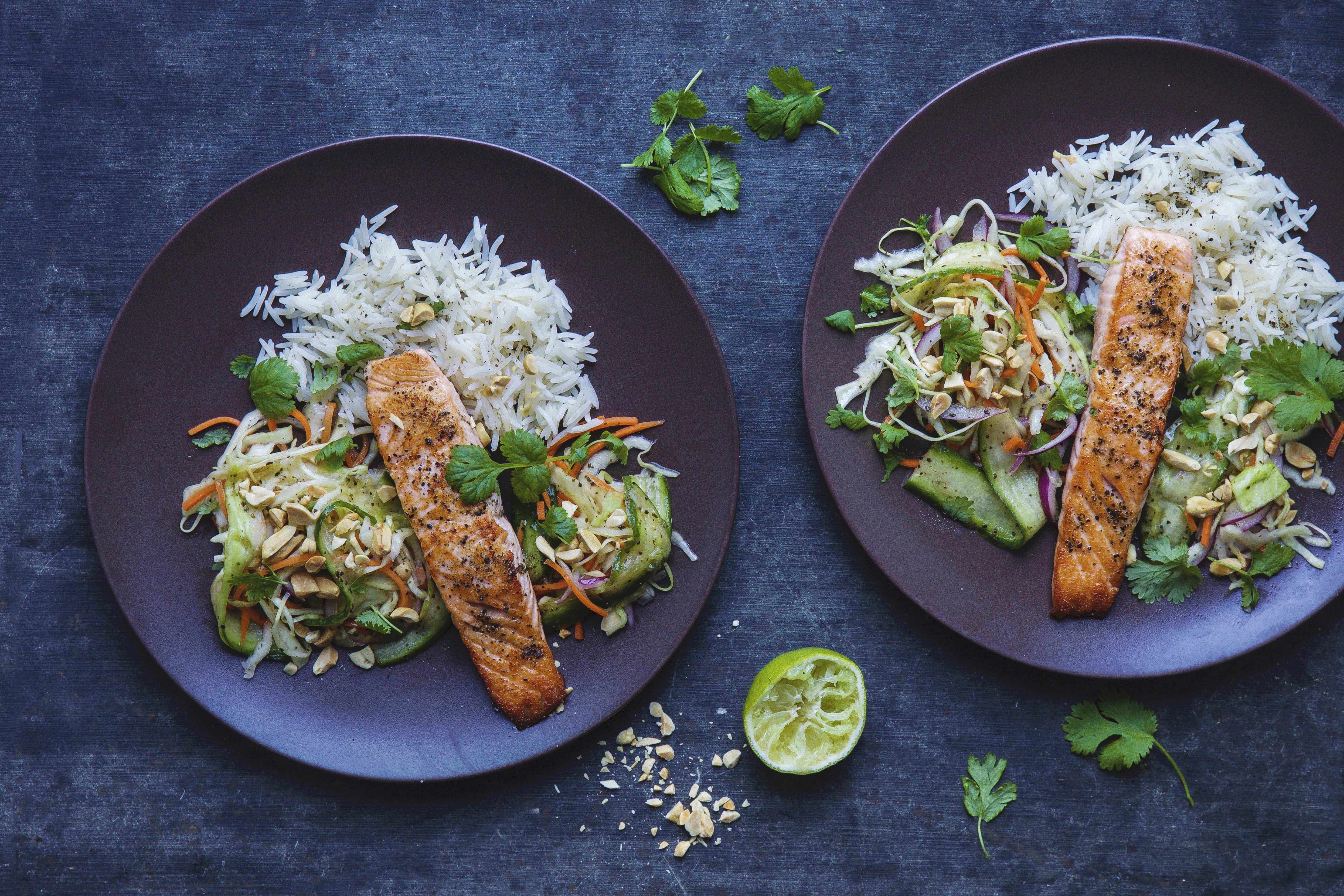 Stekt laks med asiatisk råkostsalat